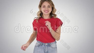 穿着红色t恤和牛仔裤的跑步女孩在<strong>渐变背景</strong>下微笑。